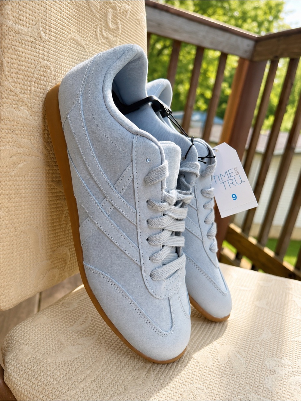 Time and Tru Women’s Light Blue Retro Sneakers Gum Sole Size US 9